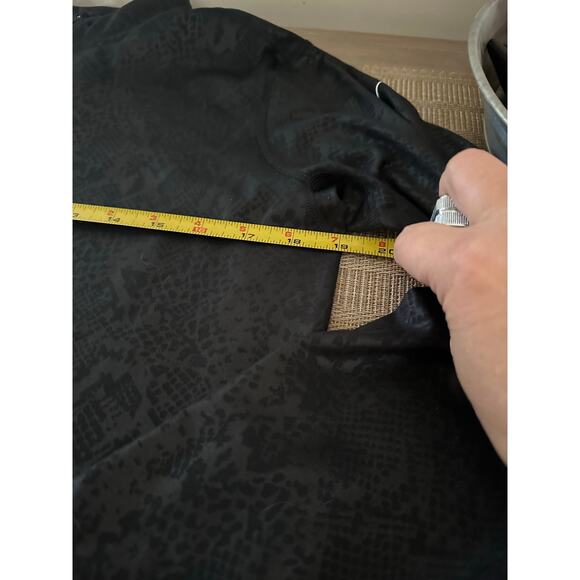 Nike Pro Womens Pull Over Embossed Heights size XL Womens Black 1/2 Zip - Picture 8 of 8